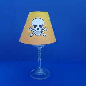 DIY Weinglaslampe Totenkopf